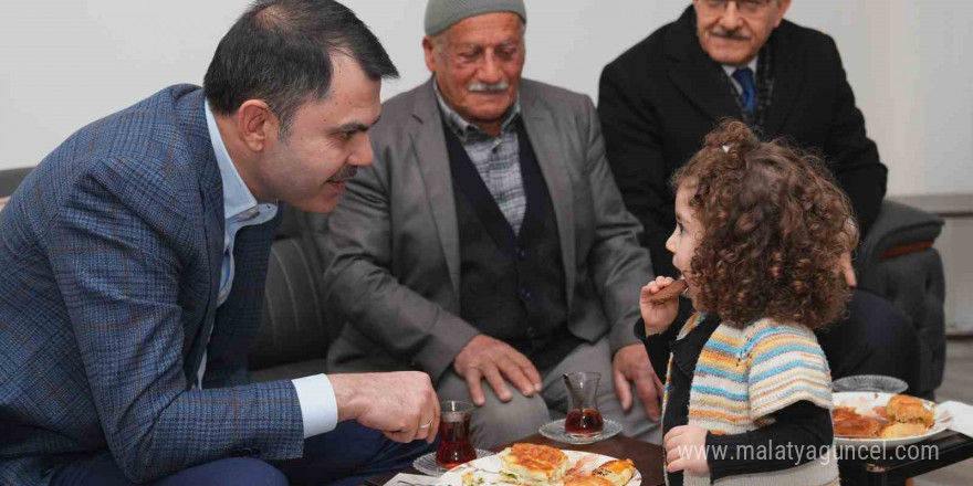 Bakan Kurum’dan köy evlerine taşınan depremzede aileye ziyaret