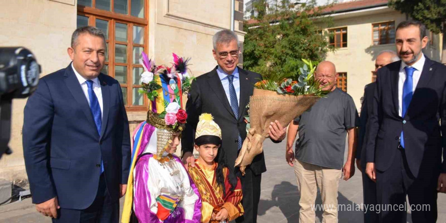 Bakan Memişoğlu: ‘‘Depremden zarar gören eski hastane küçük tadilattan sonra tekrar faaliyete geçecek‘‘