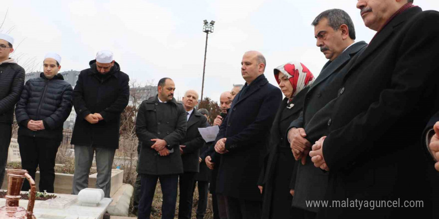 Bakan Tekin, eski Milli Eğitim Bakanı Tevfik İleri’nin 63. ölüm yıl dönümünde kabrini ziyaret etti