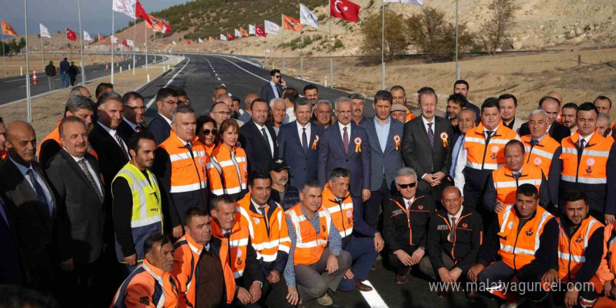 Bakan Uraloğlu: 'İç Anadolu ve Batı Akdeniz arasında en kısa ulaşım imkanını tesis ederek, ülkemizin iç kesimleriyle güney kesimi arasında daha hızlı ve konforlu ulaşımı sağlamış olacağız”