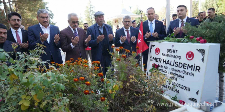 Bakan Uraloğlu, şehit Ömer Halisdemir’in kabrini ziyaret etti