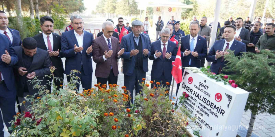 Bakan Uraloğlu, şehit Ömer Halisdemir’in kabrini ziyaret etti