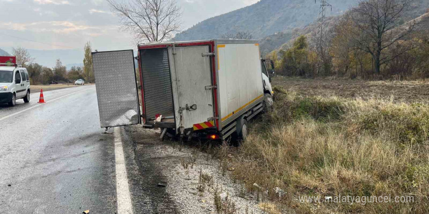 Bakanlığa ait kamyon kaza yaptı, kitaplar etrafa saçıldı: 1 yaralı