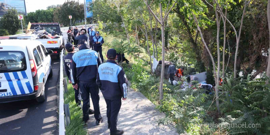 Bakırköy Belediyesi Zabıt Müdürlüğü ekipleri çevre düzenine uygunsuz barınma alanlarına müdahale ediyor