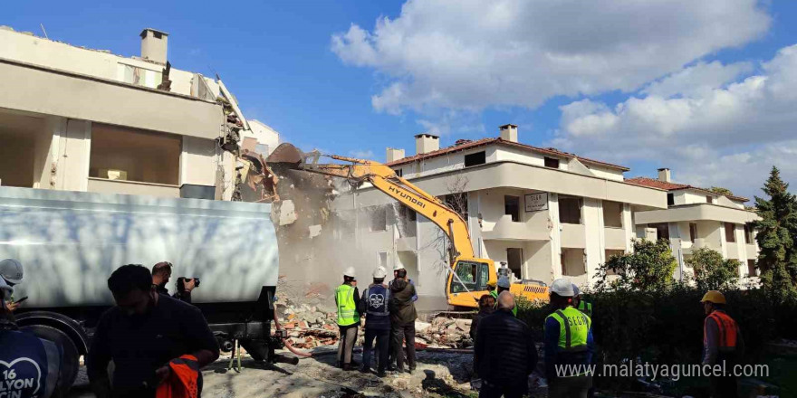 Bakırköy’de 5 bloklu bir sitenin yıkımına başlandı