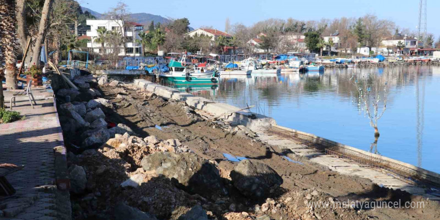 Balıkçı barınağının kaçak yapıları yıkıldı, yenilme çalışması başlatıldı