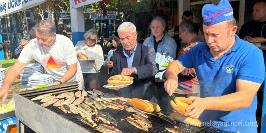 Balıkçı Kenan’da gelenek bozulmadı, 2 gün ücretsiz balık ekmek ikram edildi