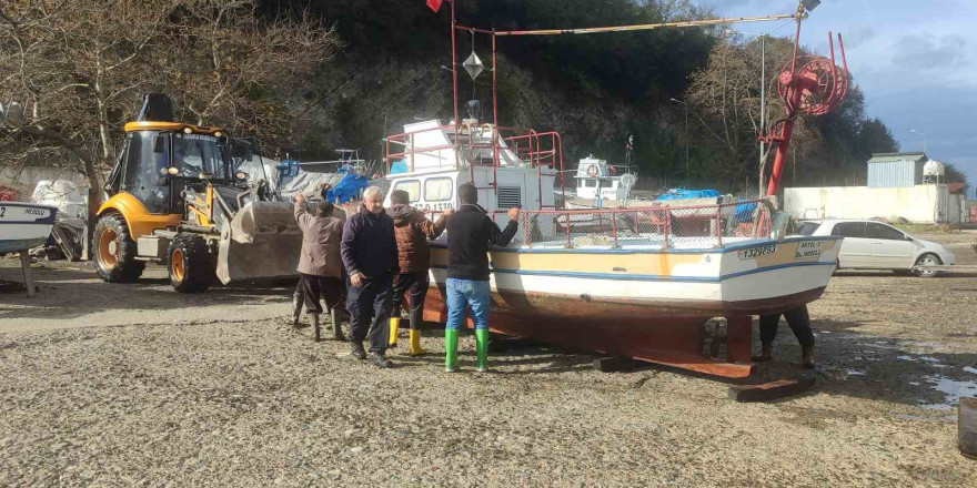 Balıkçıların fırtına nöbeti: Çözümü tekneleri karaya çekmekte buldular