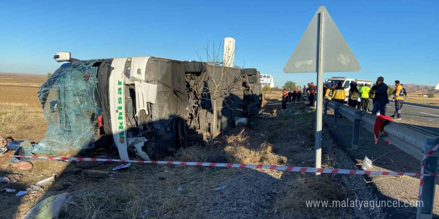 Balıkesir Bandırma’dan Kapadokya’ya gezi için çıkan otobüs Aksaray-Ankara karayolunun yaklaşık 40. km’sinde yoldan çıkarak şarampole devrildi. İlk belirlemelere göre 6 ölü ve çok sayıda yaralı olduğu öğrenildi