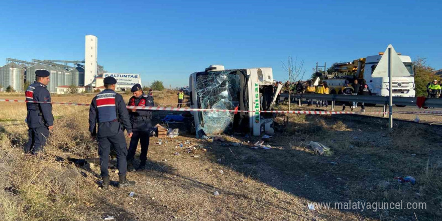 Balıkesir Bandırma’dan Kapadokya’ya gezi için çıkan otobüs Aksaray-Ankara karayolunun yaklaşık 40. km’sinde yoldan çıkarak şarampole devrildi. İlk belirlemelere göre 6 ölü ve çok sayıda yaralı olduğu öğrenildi