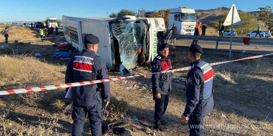 Balıkesir Bandırma’dan Kapadokya’ya gezi için çıkan otobüs Aksaray-Ankara karayolunun yaklaşık 40. km’sinde yoldan çıkarak şarampole devrildi. İlk belirlemelere göre 6 ölü ve çok sayıda yaralı olduğu öğrenildi