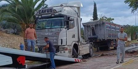 Balıkesir Erdek’te orta refüjü aşan tır karşı şeride geçti, sürücü yaralandı