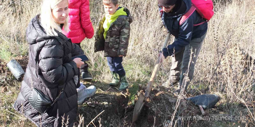 Balıkesir’de 7’den 70’e fidan diktiler