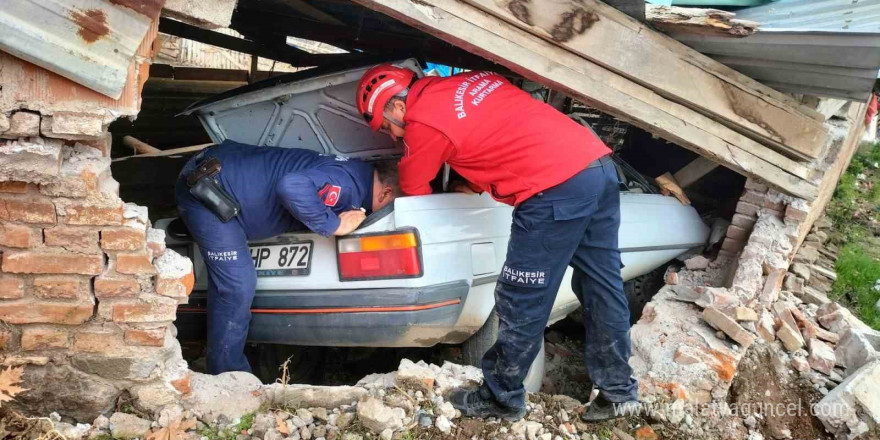 Balıkesir’de ağıla giren otomobilin sürücüsü hayatını kaybetti