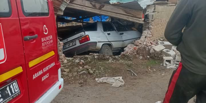 Balıkesir’de ağıla giren otomobilin sürücüsü hayatını kaybetti