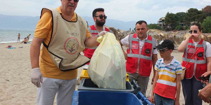 Balıkesir’de çevreciler plaj temizledi