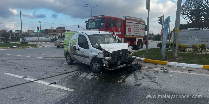 Balıkesir’de çift taraflı trafik kazası; 2 yaralı