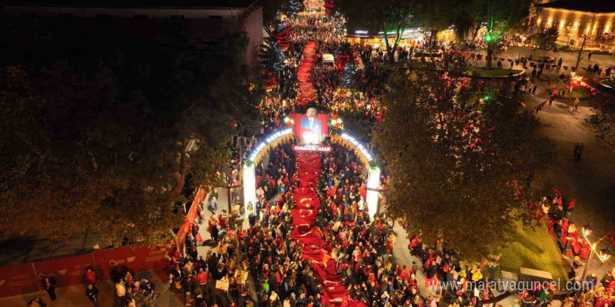 Balıkesir’de Cumhuriyet coşkusu sokaklara sığmadı