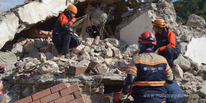 Balıkesir’de enkazda arama kurtarma tatbikatı gerçeğini aratmadı