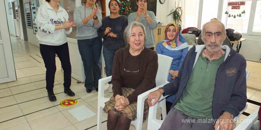 Balıkesir’de Huzurevindeki yaşlılara erken yılbaşı kutlaması