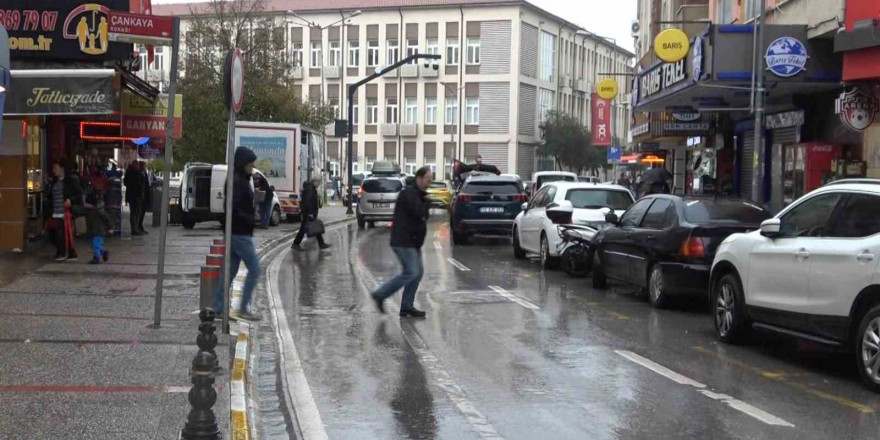 Balıkesir’de sağanak yağış etkisini göstermeye başladı