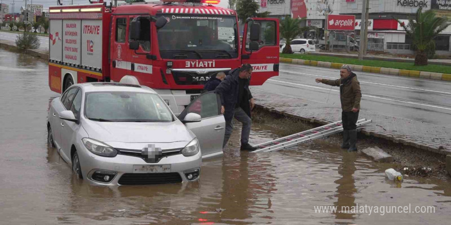 Balıkesir’de su baskınında aracı içinde mahsur kalan sürücüyü itfaiye kurtardı