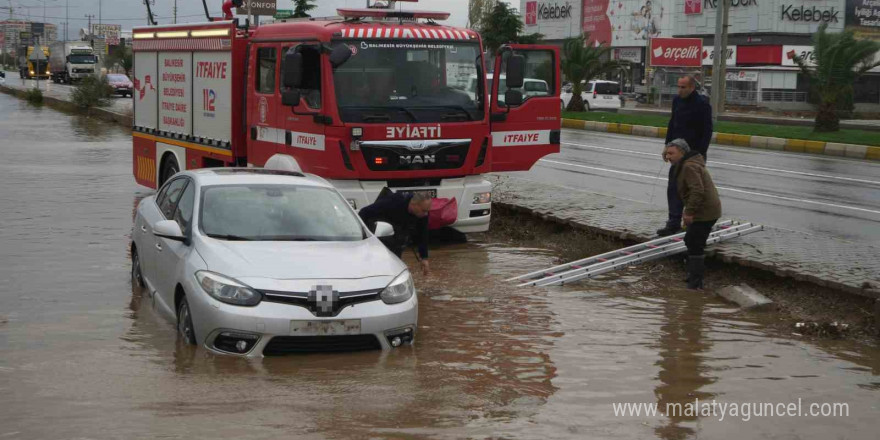 Balıkesir’de su baskınında aracı içinde mahsur kalan sürücüyü itfaiye kurtardı