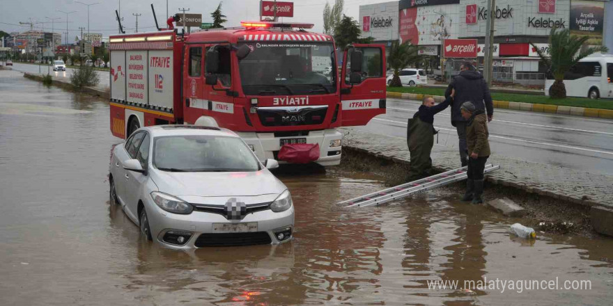 Balıkesir’de su baskınında aracı içinde mahsur kalan sürücüyü itfaiye kurtardı