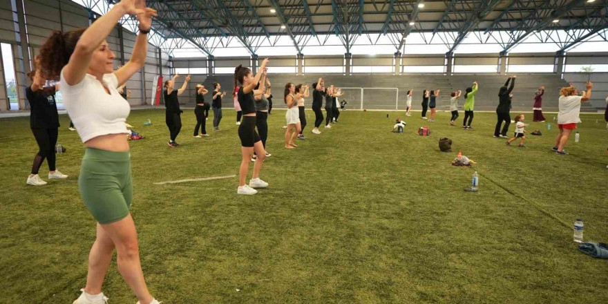 Balıkesirli kadınlar stresini zumba ile atıyor