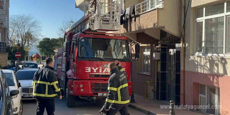 Balkondan kopan beton parçası tehlike yaşattı