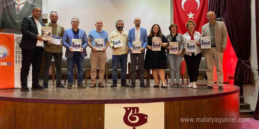 Bandırma Tarih Kulübü Dergisi’nin tanıtım ve imza etkinliği yoğun ilgi gördü