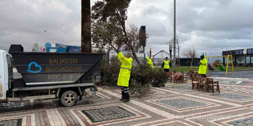 Bandırma ve Erdek’i fırtına vurdu: Çatılar uçtu, ağaçlar devrildi