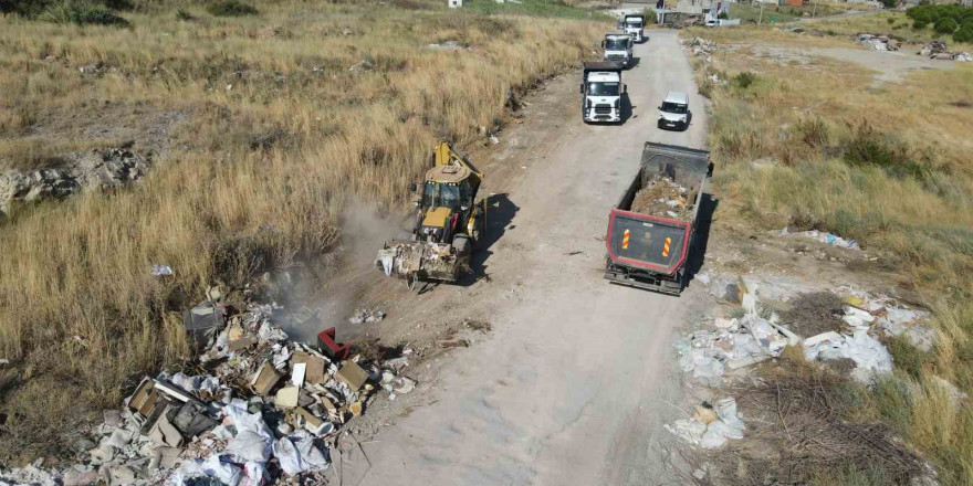 Bandırma’da çöp dağları temizleniyor