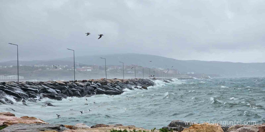 Bandırma’da fırtına etkili oldu, dağ kesimleri beyaza büründü