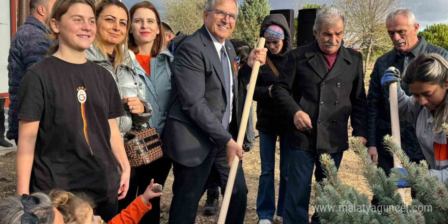 Bandırma’da katledilen kadınlar anısına fidan dikildi