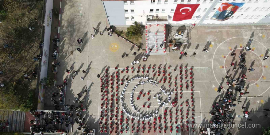 Bandırma’da öğrenciler 'Ay Yıldız ' kareografisi oluşturdu