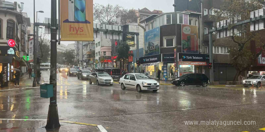 Bandırma’da sağanak yağış hayatı felç etti