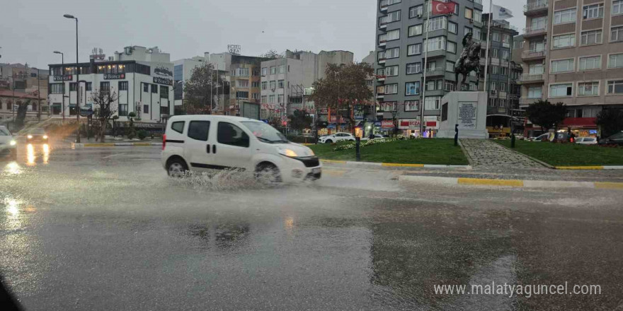 Bandırma’da sağanak yağış yolları göle çevirdi