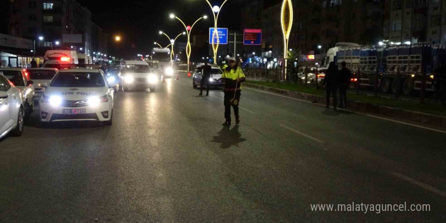 Bariyerden atlayıp karşıya geçerken aracın çarptığı çocuk hayatını kaybetti