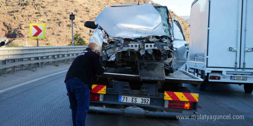 Bariyerlere çarpan otomobil hurdaya döndü, sürücü ağır yaralandı