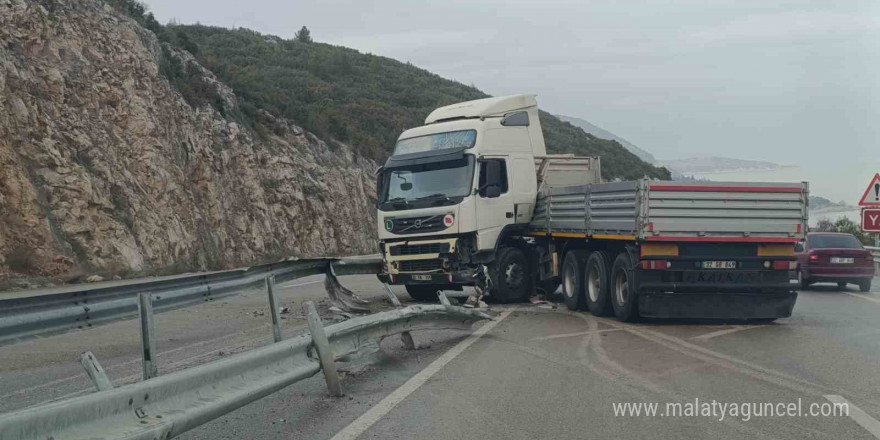 Bariyerlere çarpan tır makaslayarak trafiğin aksamasına neden oldu