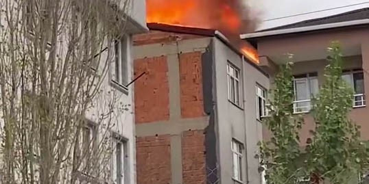 Başakşehir Altınşehir Mahallesi’ndeki 4 katlı binanın çatı katında yangın çıktı. Olay yerine çok sayıda itfaiye ekibi sevk edildi.