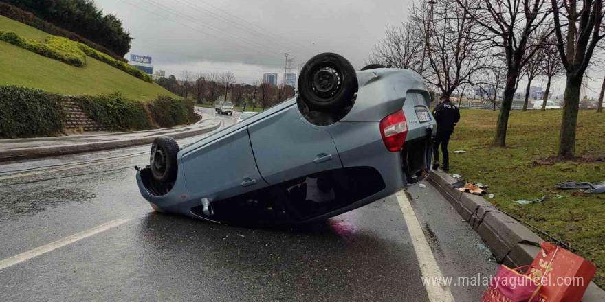 Başakşehir’de ters dönen otomobildeki 3 kişi burnu bile kanamadan kurtuldu