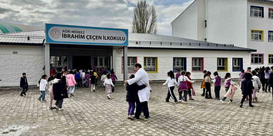 Başarılarla dolu 45 yıllık öğretmenlik hayatına, önlüğünü kızına devrederek veda etti