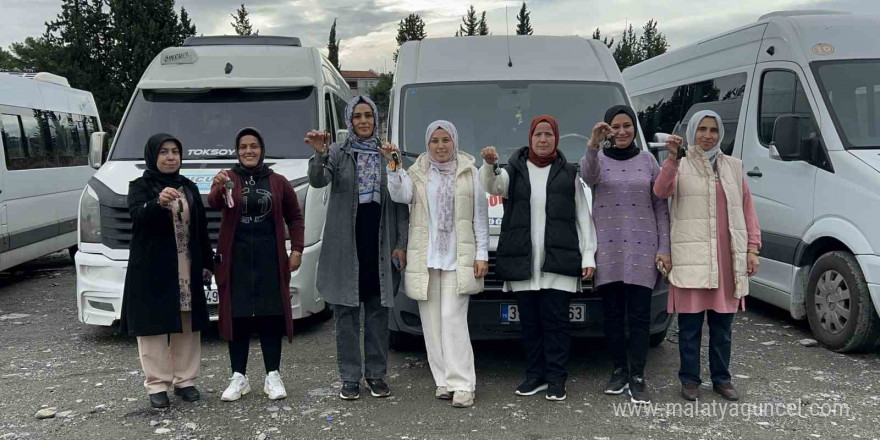 Basılan kornaları ve söylenen sözleri umursamayan kadın servis şoförleri, şefkatle yaklaştıkları öğrencileri güvenle taşıyorlar