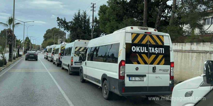 Basılan kornaları ve söylenen sözleri umursamayan kadın servis şoförleri, şefkatle yaklaştıkları öğrencileri güvenle taşıyorlar