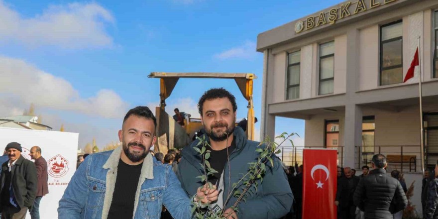 Başkale’de 10 bin badem ve ceviz fidanı dağıtıldı