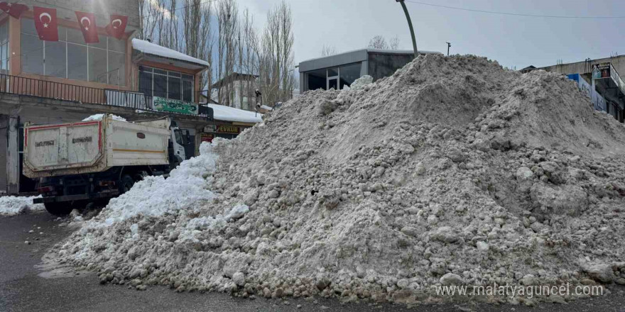 Başkale’de kar yığınları kamyonlarla ilçe dışına taşınıyor