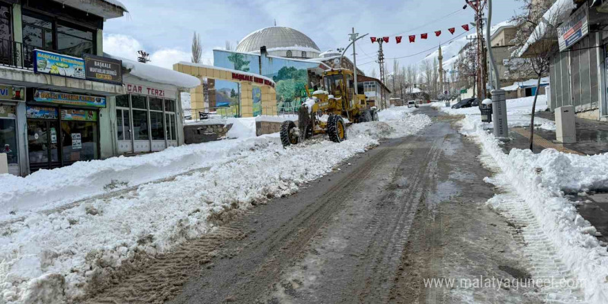 Başkale’de kar yığınları kamyonlarla ilçe dışına taşınıyor