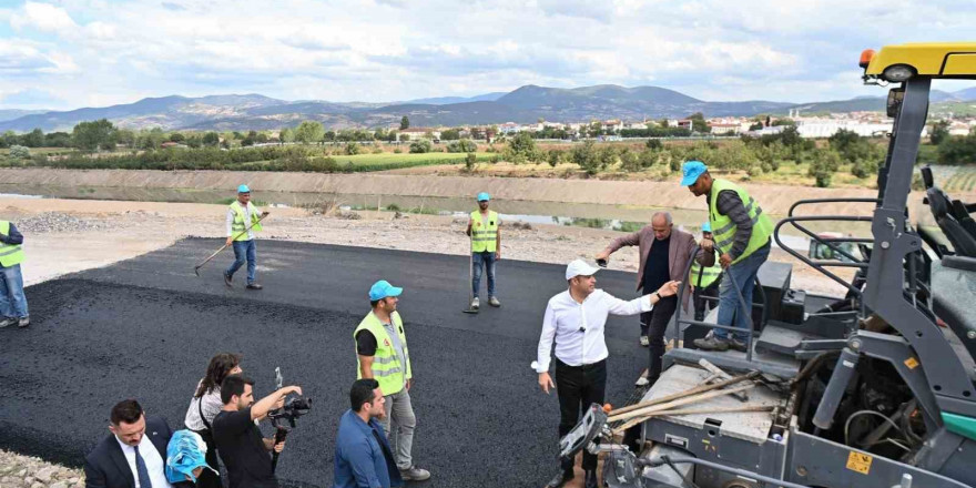 Başkan Akın, sıcak asfalt serim çalışmalarını yerinde inceledi